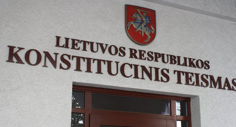Politinė pelkė Konstituciniame Teisme – herojus klampina intrigos ir net meilės istorija
