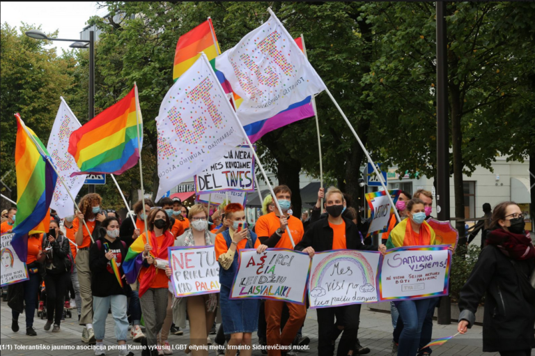 LGBT braunasi į mokyklas