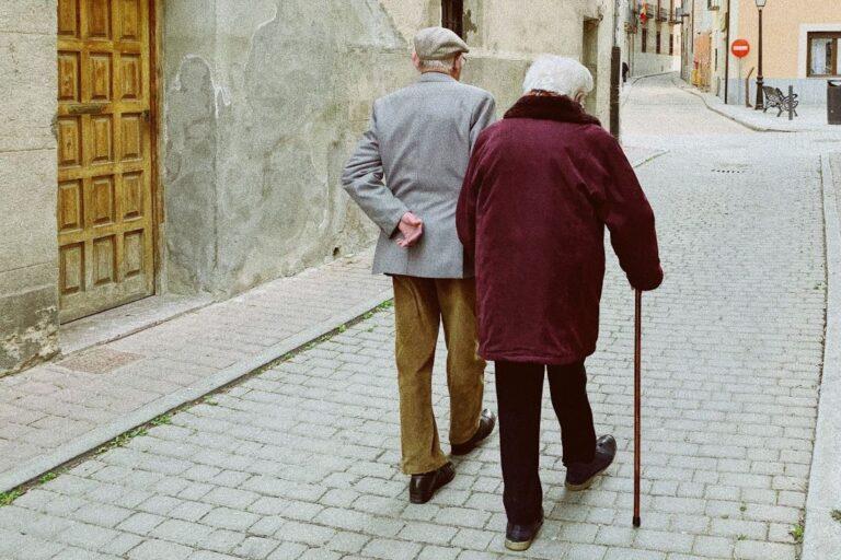Augančios pensijos, anksčiau nei planuota, prognozuojama pasieks pusę dirbančiųjų vidutinės algos