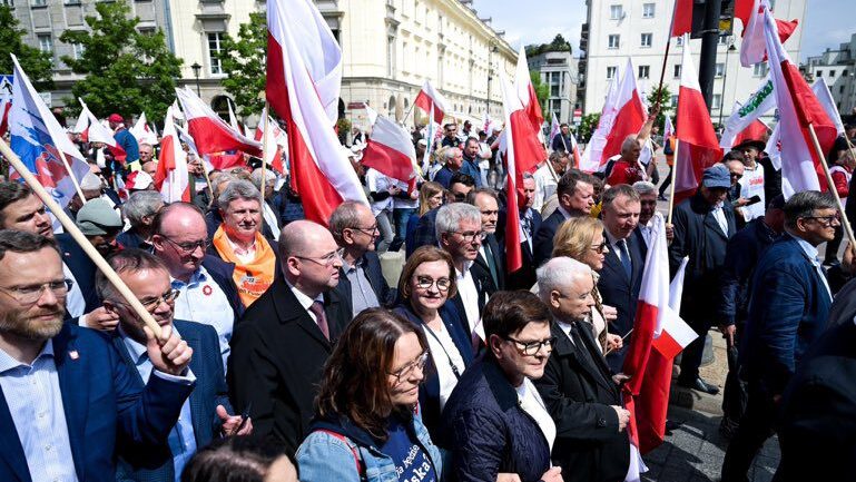 Lenkija: Protestuodami prieš „žaliąjį kursą” ūkininkai užėmė parlamentą.