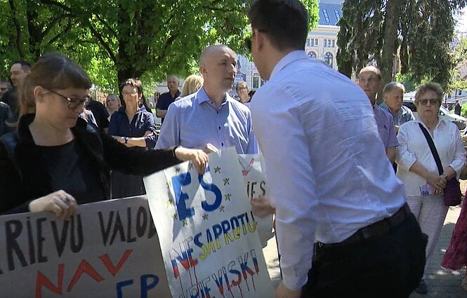 „Rusifikacijai – ne“: Latvijoje didžiulės aistros kilo dėl planų debatus rengti rusų kalba