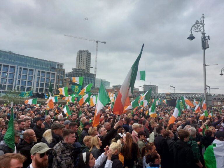 Didelės airių demonstracijos prieš imigraciją