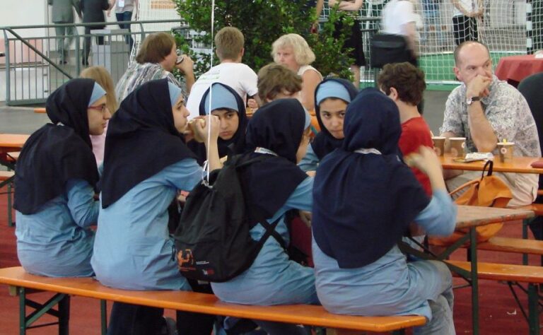 Mokiniai iš baimės atsiverčia į islamą