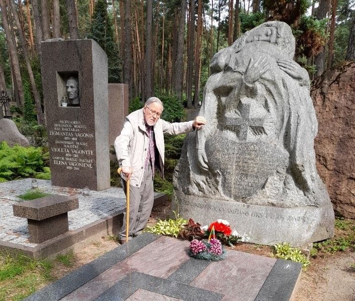 Panoro atiduoti pagarbą ar viešųjų ryšių akcija?