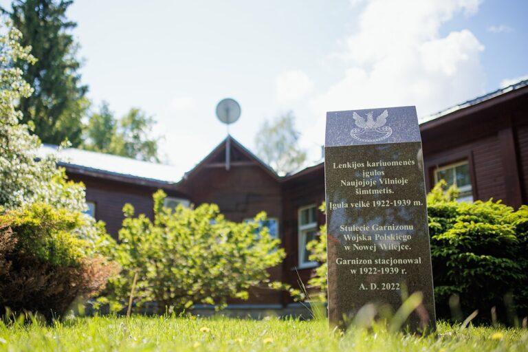 Kas pastatė paminklą Naujojoje Vilnioje Lenkijos kariuomenės įgulai atminti?  Kas davė nurodymą sulaužyti ir sudaužyti paminklinę lentą Kaziui Škirpai?