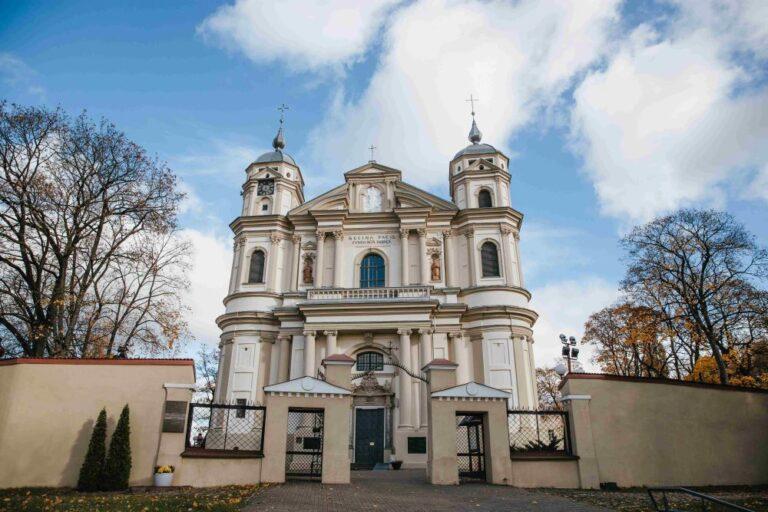 Didiko palaikai – po bažnyčios slenksčiu