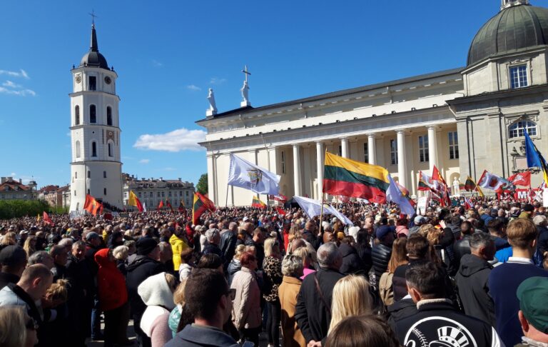 Vilius Kavaliauskas. GRAŽI VALSTYBINĖ POPIETĖ PRIE KATEDROS (apie mitingą)