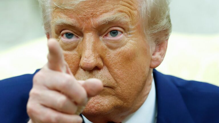 Per 3 kabineto posėdžius D. Trumpas atsakė į beveik 20 kartų daugiau spaudos pateiktų klausimų, nei J. Bidenas per 4 metus 