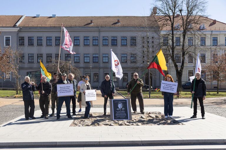 Nukabinta Jono Noreikos memorialinė lenta iššaukė protestą